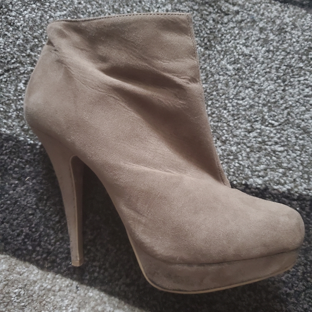 Aldo suade short boots size 8.5 in tan color . 4inch heels good used con…
